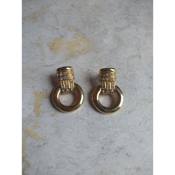Vintage E Pearl Gold Tone Door Knocker Hoop Earrings Estate Jewelry - Picture 2 of 8